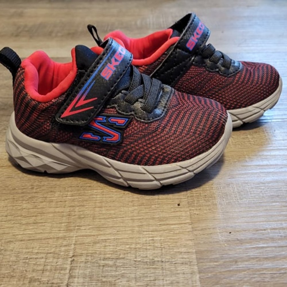 SKETCHERS - "training shoes" Velcro and elastic laces. Red and black - Size US5